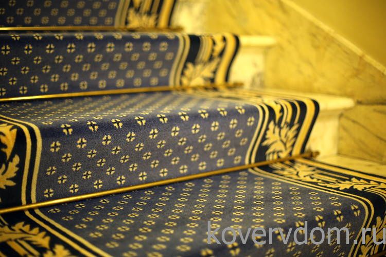 Ковровая дорожка CLASSIC в офис с укладкой на лестницу 