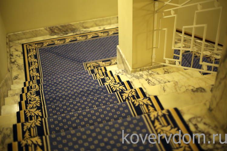 Ковровая дорожка CLASSIC в офис с укладкой на лестницу 